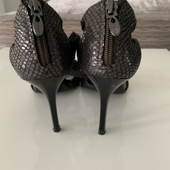 💜⬇️⬇️TAHARI PEWTER SNAKESKIN HIGH HEELS - Picture 3 of 4